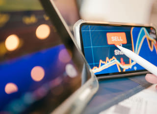 Platform voor handel op verschillende markten met analyse van Bitcoin, Ethereum en forexopties